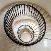 Balustrade d'escalier double en spirale en alliage d'aluminium noir avec accents dorés, résistante à la rouille, garantie 5 ans, pour balcon extérieur de luxe