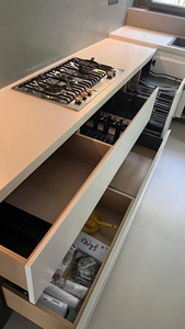 Meuble de cuisine de luxe en bois massif de style moderne personnalisé avec rangement à tiroirs pour sublimer l'esthétique de la cuisine - Product Image 4