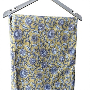 Tela de algodón puro de primera calidad con elegantes diseños florales en gris y azul sobre un fondo amarillo mostaza. - Product Image 1