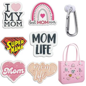 Colgante de acrílico con la inscripción 'Love Mom' para bolsos Bogg Bag, accesorio compatible con bolsos de playa Simply Southern. - Product Image 1