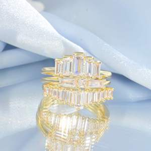 แหวนทอง10K 14K 18K พร้อมพลอยมรกตตัดสดใส - Product Image 1