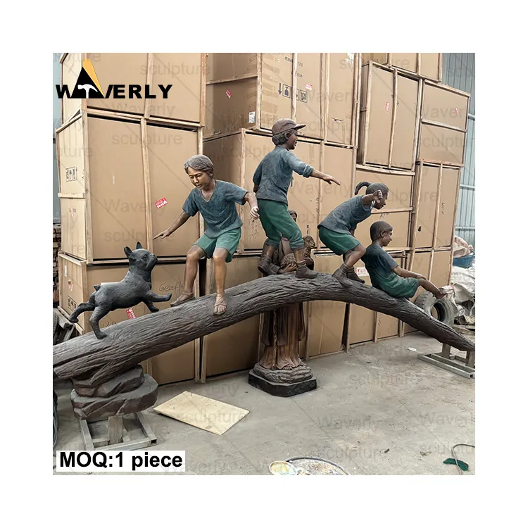 आधुनिक आउटडोर गार्डन सजावट कास्टिंग पीतल कांस्य बच्चे बच्चे और कुत्ते के पेड़ के तने की मूर्ति, बच्चे खेल रहे हैं कांस्य गार्डन की मूर्ति