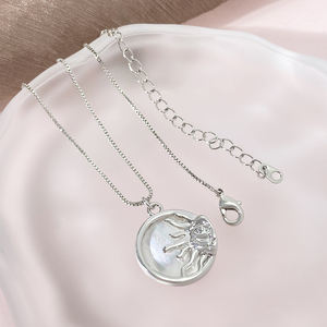 Colgante Redondo de Cobre con Forma de Sol y Cadena de Caja Chapada en Oro Rodio, Regalo Unisex - Product Image 2