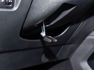 Auto Deportivo Híbrido Urbano Moderno, Bajas Emisiones, Alta Seguridad, Exportación Global, Changan UNI-V IDD, Perfecto para Exportación Global y Uso Familiar - Product Image 5