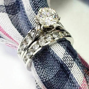 Conjunto de Joyería Nupcial Q139, Anillo de Compromiso de Oro Sólido de 18K con Diamantes Redondos, Conjunto de Anillos de Boda para Mujer con Engaste de Garras - Product Image 3