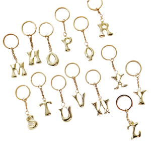 El colgante de llavero de 26 letras más vendido de Yeguang es simple, moderno y versátil. Viene con un colgante metálico en inglés para bolso. - Product Image 1