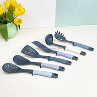Outils de cuisine en plastique au design unique Gadgets 7pcs Ensemble d'ustensiles de cuisine en nylon à poignée colorée de Chine