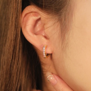 ต่างหูห่วงรูปหัวใจประดับเพทายสีชมพูสไตล์มินิมอล ทำจากสแตนเลสสตีล ชุบทอง 18k ประดับเปลือกหอยสีดำ สำหรับผู้หญิง - Product Image 2