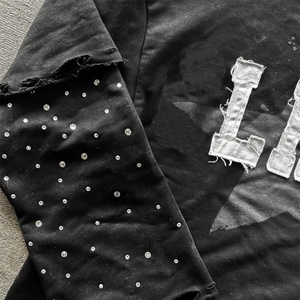 เสื้อยืดสตรีทแวร์ผู้ชายทรงหลวมแขนยาวสองชั้นปักลายตัวอักษรผ้าฝ้าย 100% - Product Image 3