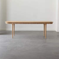 Table à manger de luxe en bois de chêne cerusé, bords arrondis et détails de tablier cannelé, table de salle à manger