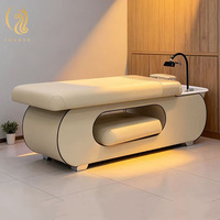 Lit de shampooing à vapeur ergonomique moderne en cuir synthétique avec moteurs électriques, espace de rangement, équipement de spa capillaire, ensemble de tabourets rembourrés