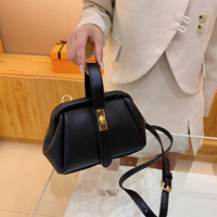 Sac à main plissé personnalisé avec logo, pochette en cuir grainé, poignée supérieure souple, sac bandoulière à fermoir, vente directe d'usine pour femmes
