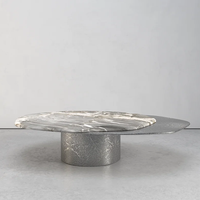 Table basse de luxe en marbre veiné naturel avec piétement argenté finition craquelée, modèle Dream Home