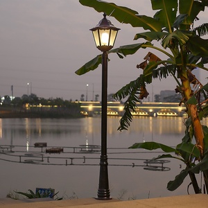 Lampadaire de jardin extérieur en fer avec abat-jour en verre LED, lumière blanc chaud 2700K, IP66, ampoule A19 non amovible, AC 220V, détecteur de mouvement, alimenté par énergie solaire - Product Image 3