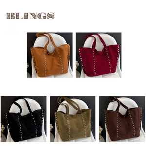 Bolsa Tote Feminina Grande Capacidade em Couro PU Fosco com Rebites e Estampa de Logo, Impermeável, Estilo Joker, Bolsa Saco Fosca, Bolsa de Ombro Fashion - Product Image 1