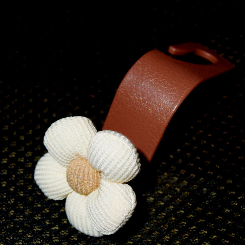 Fleur beige [crochet marron]