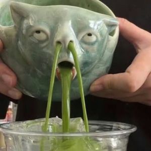 Bol en céramique amusant pour chat avec motifs de vomissements et de mucosités, verseur de matcha et séparateur d'œufs, et plat à sauce hilarant pour chaton avec motif de nez qui coule - Product Image 3