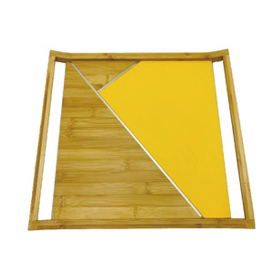 Plateau de service en bambou 40x37x2cm à double poignée pour usage domestique et commercial avec insert jaune - Product Image 3