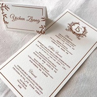 Ensemble d'invitations de mariage élégantes et minimalistes de qualité supérieure avec enveloppe décorative estampillée à chaud et cartes de menu de table sophistiquées