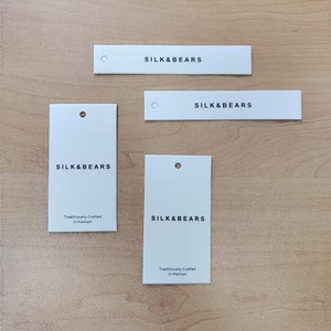 Étiquettes suspendues personnalisées 700g pour vêtements, étiquettes en papier imprimées pour perruques et bijoux, étiquettes de marque pour entreprises et boutiques avec votre propre logo imprimé - Product Image 1