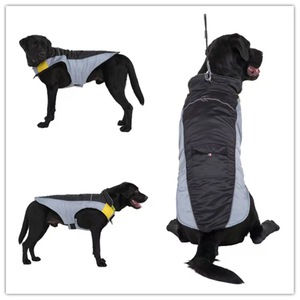 Manteau d'hiver pour chien avec bandes réfléchissantes, résistant au froid et au vent, idéal pour les promenades nocturnes ; manteau pour chien avec crochet pour laisse - Product Image 4