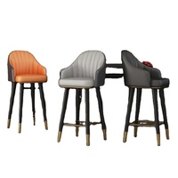 Tabouret de bar haut minimaliste moderne à dossier et quatre pieds en métal, style luxe léger, pour événements, bars, réceptions et caisses.