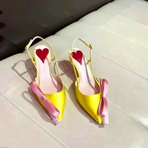 2025 निर्माता कस्टम लक्जरी पैचवर्क लड़कियों मध्यम एड़ी गर्मियों के लोगों के जूते पैर की अंगुली रेशम की ऊँची एड़ी के जूते पहने हुए हैं। - Product Image 5