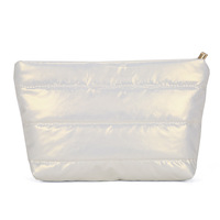 Pochette cosmétique matelassée en tissu duveteux tendance Automne-Hiver 2025