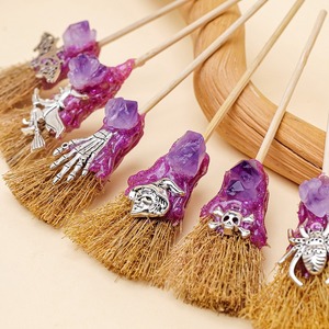 Escoba <span class=keywords><strong>de</strong></span> altar <span class=keywords><strong>de</strong></span> amatista bruja Mini escoba <span class=keywords><strong>de</strong></span> bruja con colgantes surtidos Mini Altar Besom escoba <span class=keywords><strong>de</strong></span> bruja Wicca decoración <span class=keywords><strong>de</strong></span> Halloween - Product Image 3