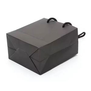 ถุงกระดาษบรรจุภัณฑ์แบบมีหูหิ้ว ลายนูน ทนทาน เป็นมิตรกับสิ่งแวดล้อม พิมพ์โลโก้หรูหรา สำหรับเสื้อผ้า ซูเปอร์มาร์เก็ต และงานแสดงสินค้า - Product Image 1