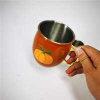 Mug à café, eau ou lait en acier inoxydable de couleur orange avec motif personnalisé imprimé UV, accompagné d'un verre à shot.