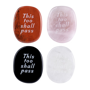 Piedra de cristal de energía tallada personalizada, esto también pasará adorno de descompresión de dedo con tema de amor para decoraciones navideñas - Product Image 2