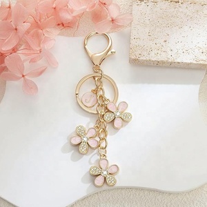 Llavero de aleación hecho a mano con 26 letras y flores punteadas, estilo coreano, el más vendido, bonito y a la moda, para niñas y estudiantes - Product Image 5