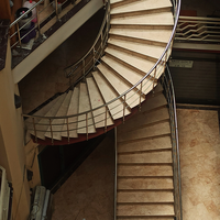 Escalier en colimaçon intérieur de luxe sur mesure avec marches en bois massif pour centre commercial, bibliothèque et hôtel