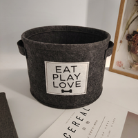 Panier de rangement en feutre avec poignées en corde pour la gestion des pulls et des écharpes dans la chambre à coucher