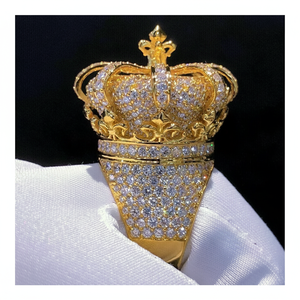 Anillo de Compromiso Hip Hop con Moissanita Redonda de 9.00 Quilates, Corte VVS, Chapado en Plata, Engaste Pavé, Plata de Ley 925 con Engaste de Garra para Hombre - Product Image 1