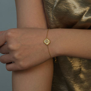 Europa y los Estados Unidos nuevo diseño <span class=keywords><strong>de</strong></span> nicho viento frío trébol <span class=keywords><strong>de</strong></span> cuatro <span class=keywords><strong>hojas</strong></span> Ocho Estrellas pulsera <span class=keywords><strong>de</strong></span> circón con microincrustaciones femenina - Product Image 4