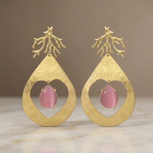 Boucles d'oreilles pendantes en laiton plaqué or avec tourmaline rose hydro, faites à la main, style ethnique - Product Image 2