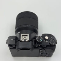 Appareil photo hybride Sony A7 + objectif 28-70 F4 d'occasion, appareil photo hybride d'occasion A+, appareil photo hybride plein format d'occasion 24,3 MP avec Wi-Fi et écran tactile