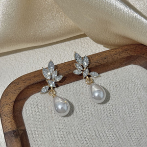 Boucles d'oreilles tendance en alliage de zinc avec breloques goutte d'eau, perles d'imitation et feuilles ornées de diamants - Product Image 6