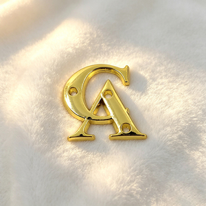 Plaques de logo métalliques de haute qualité, étiquettes personnalisées gravées avec le nom de la marque pour vêtements et foulards - Product Image 2