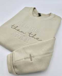 Strong Storm Sweat à capuche en flanelle inspirant Style chrétien Crewneck Cadeau basé sur la foi pour les amis - Product Image 1
