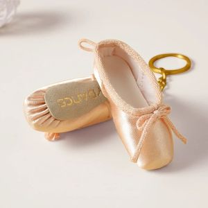 Venta al por mayor hecho a mano Mini satén Pointe zapatos llavero Ballet zapatos llavero bolsa colgante Accesorios - Product Image 3