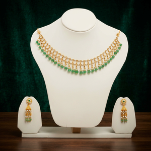 Conjunto de Collar Gargantilla en Tono Dorado con Flecos de Cuentas Verdes, Detalles de Perlas y Elegantes Pendientes Largos Colgantes de Diseño Étnico - Product Image 6