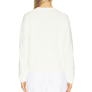 <span class=keywords><strong>Pull</strong></span> en tricot blanc pour <span class=keywords><strong>femme</strong></span> avec logo personnalisé et motif ours en peluche, style preppy, fabricant de vêtements OEM ODM - Product Image 4
