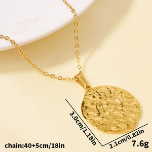 Collier ras du cou martelé en acier inoxydable 304 plaqué or 18 carats avec pendentif soleil en relief rétro pour femme - Product Image 2