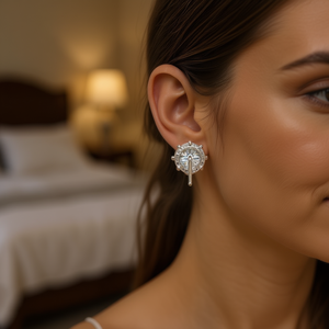 Orecchini a lobo Tiffany & Co. con diamanti da 1,0 carati, taglio rotondo, montatura a sei griffe, in oro bianco - Product Image 2