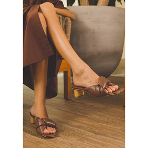 Mules de Cuero Color Bronceado Caroba para Mujer, Sandalias con Tacón Cilíndrico de 4 cm y Diseño Slip-On - Product Image 6