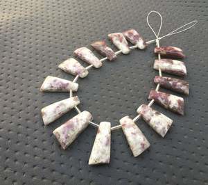 Vente en gros Ensemble de 15 pièces de perles de cristal naturel rubis à facettes pierres précieuses Briolette en forme de fantaisie pierre de cristal de guérison en vrac - Product Image 3