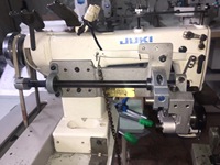 Machine à coudre Juki MS 1261 d'occasion à grande vitesse, à 3 aiguilles, à point de chaînette double, avec alimentation par le bras.